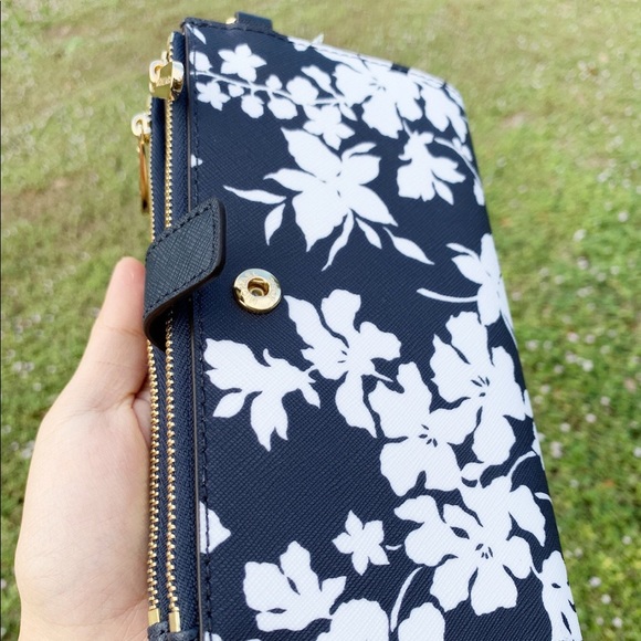 ‼️SALE‼️ 👛💕-Michael Kors Phone Wristlet Floral - Picture 2 of 5